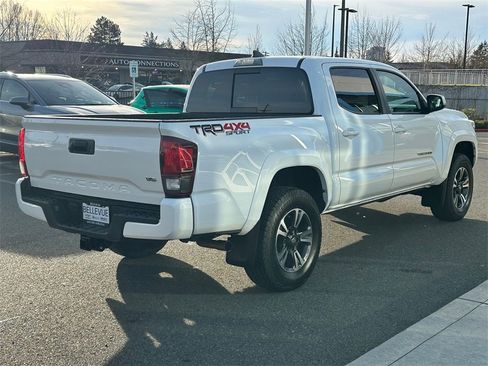 Used 2018 Toyota Tacoma TRD Sport image 5