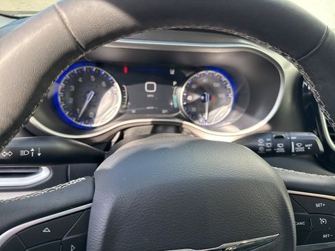 Used 2024 Chrysler Pacifica Touring-L image 12