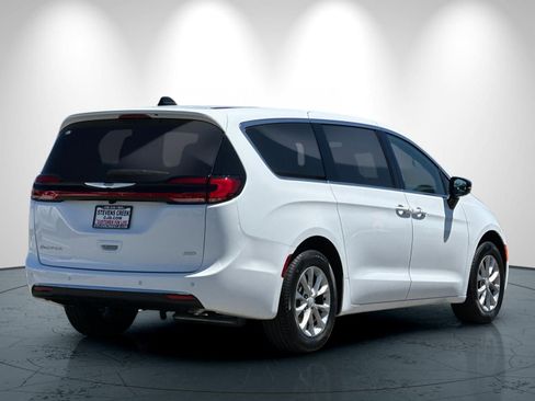 New 2026 Chrysler Pacifica Select AWD/4WD image 4