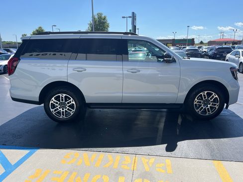 Used 2025 Ford Expedition Active AWD/4WD image 6