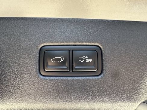 Used 2025 Kia Carnival EX FWD image 16