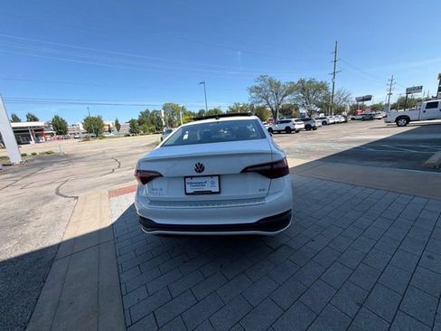 Certified 2024 Volkswagen Jetta SE w/ Panoramic Sunroof Package FWD image 19