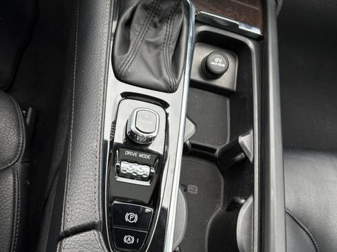 Used 2016 Volvo XC90 T6 Momentum w/ Momentum Plus Package image 20