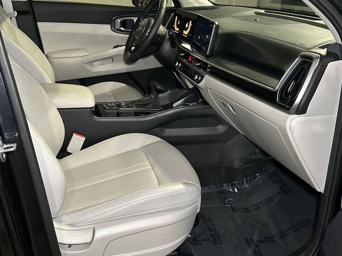 Certified 2025 Kia Sorento S w/ Panoramic Sunroof Package FWD image 12
