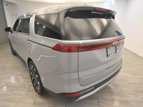 Used 2024 Kia Carnival EX FWD image 3
