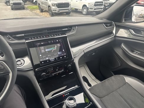 Used 2023 Jeep Grand Cherokee Altitude image 22