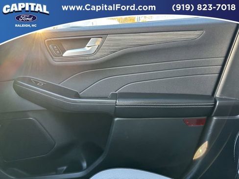 Certified 2025 Ford Escape Platinum w/ Premium Technology Package image 28