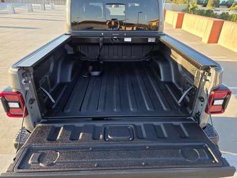 Used 2021 Jeep Gladiator Rubicon AWD/4WD image 12