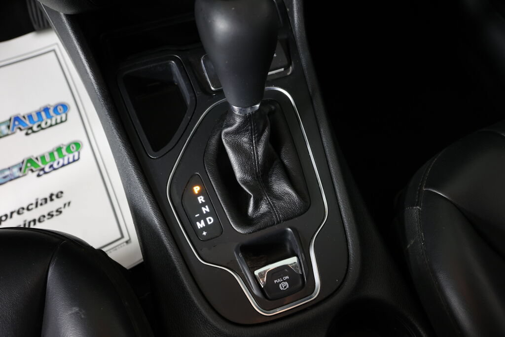 Used 2019 Jeep Cherokee Latitude Plus w/ Comfort/Convenience Group FWD image 38