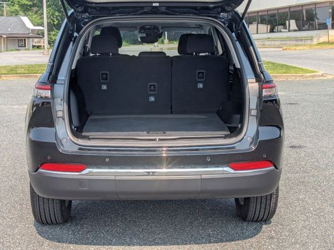 Used 2023 Jeep Grand Cherokee Laredo AWD/4WD image 8