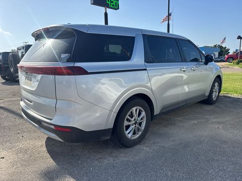 Used 2023 Kia Carnival LX FWD image 4