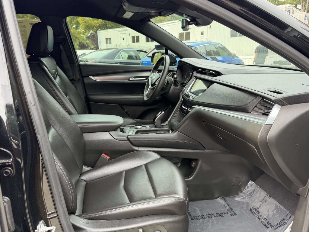 Certified 2024 Cadillac XT5 Luxury FWD image 10