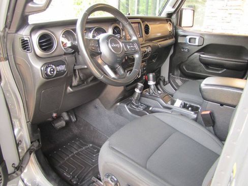Used 2021 Jeep Gladiator Sport AWD/4WD image 13
