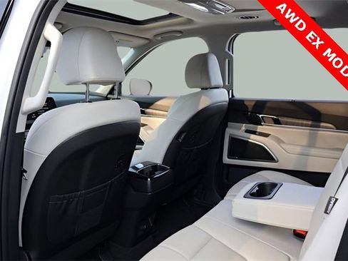 Used 2024 Kia Telluride EX image 16