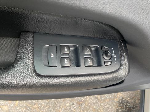 Used 2018 Volvo XC60 T5 Momentum w/ Vision Package image 16