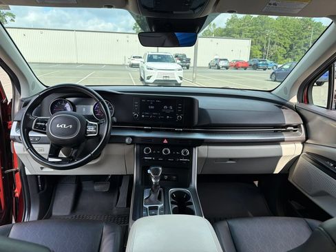 Certified 2024 Kia Carnival LX FWD image 8