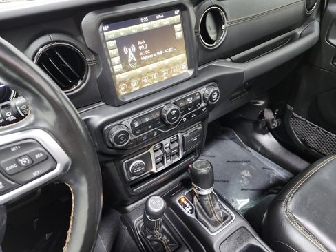 Used 2022 Jeep Wrangler Unlimited Sahara image 32