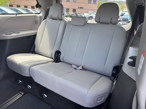 Used 2018 Toyota Sienna Limited Premium image 17