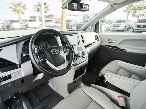 Used 2020 Toyota Sienna XLE w/ XLE Navigation Package image 2