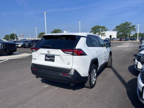 Used 2022 Toyota RAV4 LE AWD/4WD image 3