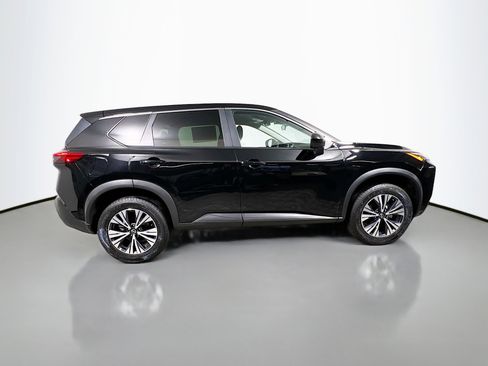 Used 2023 Nissan Rogue SV image 3