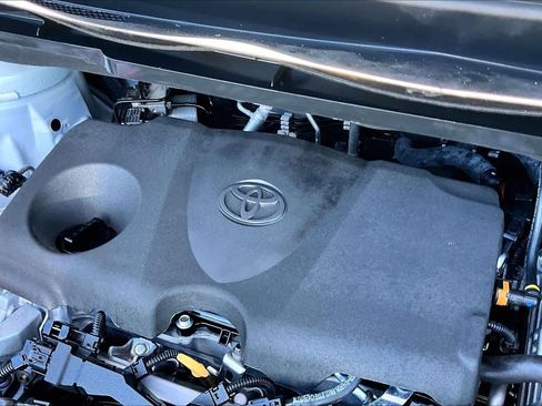 Used 2022 Toyota Sienna XLE image 32