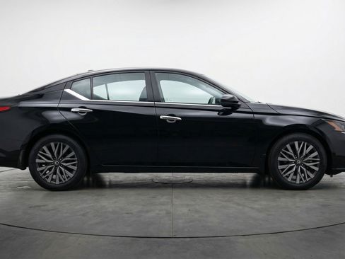 Used 2025 Nissan Altima 2.5 SV FWD image 11