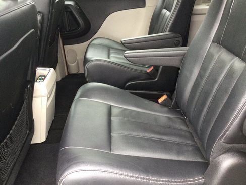 Used 2015 Chrysler Town & Country Touring w/ Driver Convenience Group FWD image 20