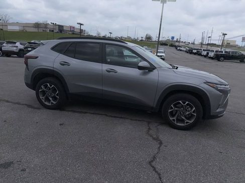 Used 2025 Chevrolet Trax LT w/ LT Convenience Package image 7