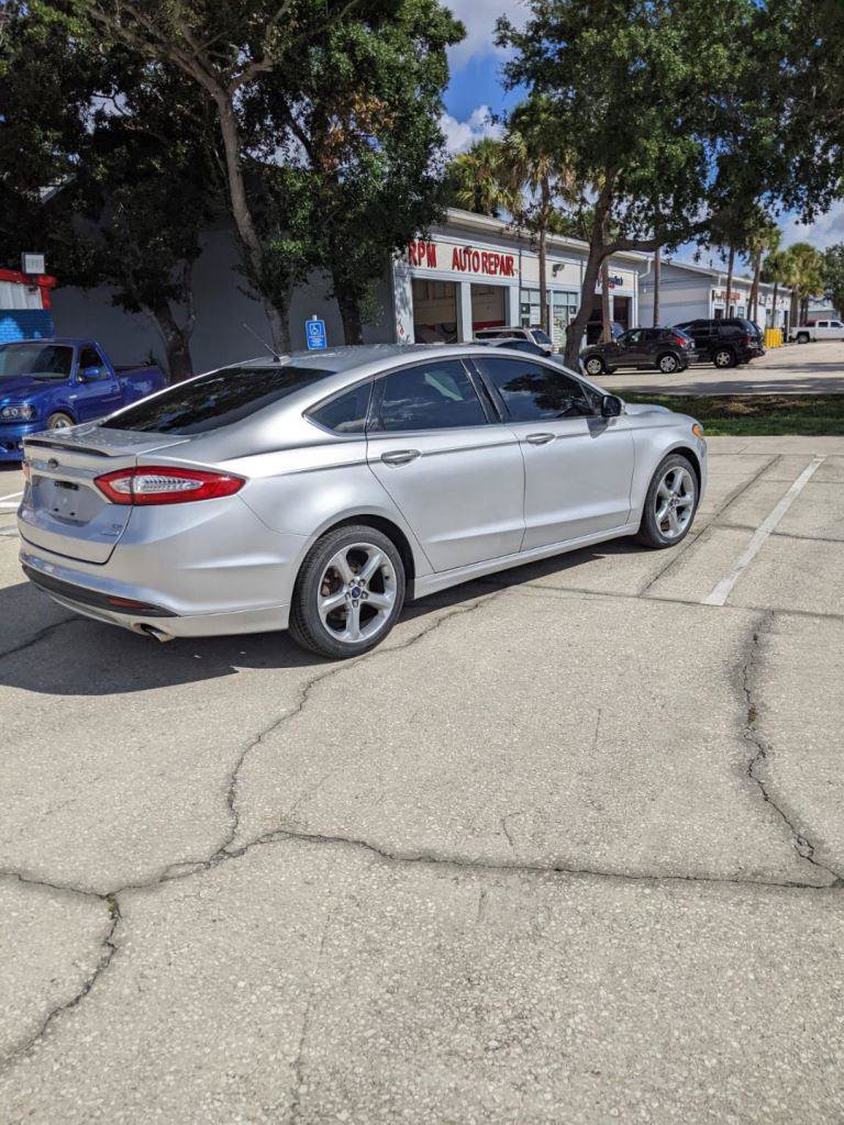 Used 2013 Ford Fusion SE FWD image 4