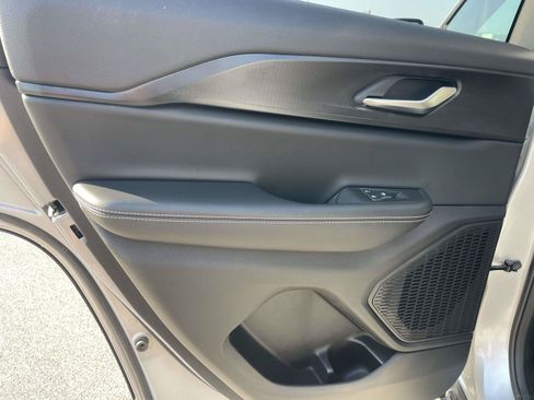 Used 2025 Jeep Grand Cherokee Altitude AWD/4WD image 12