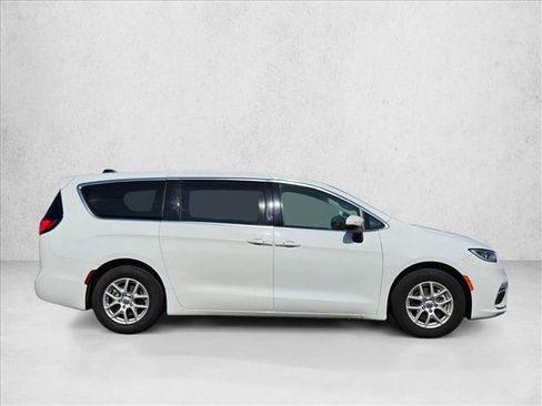 Used 2023 Chrysler Pacifica Touring-L FWD image 4