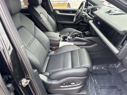 Used 2025 Porsche Cayenne Coupe image 13