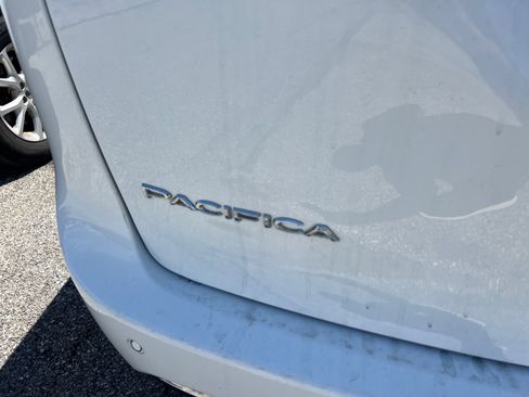 Used 2023 Chrysler Pacifica Touring-L FWD image 5