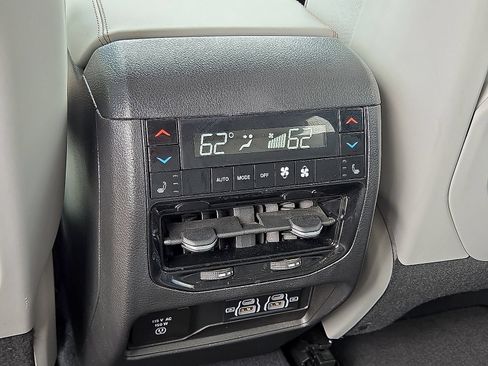 Used 2022 Jeep Grand Cherokee Overland w/ Luxury Tech Group IV AWD/4WD image 18