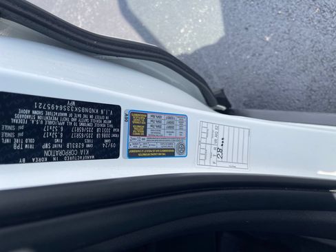 Used 2025 Kia Carnival FWD image 25
