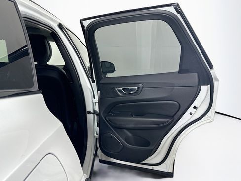 Used 2025 Volvo XC60 B5 Plus image 31