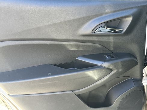 Used 2025 Chevrolet Trax LS w/ LS Convenience Package image 21