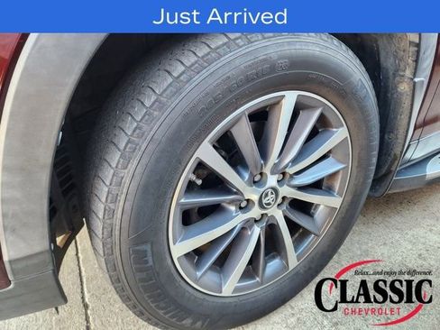 Used 2019 Toyota Highlander XLE image 12