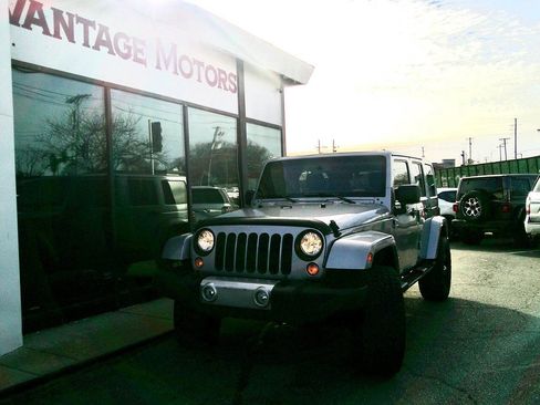 Used 2015 Jeep Wrangler Unlimited Sahara AWD/4WD image 2