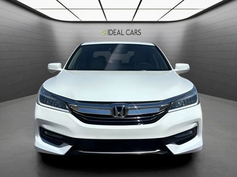 Used 2017 Honda Accord Touring image 2
