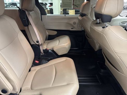 Used 2023 Toyota Sienna XLE image 12