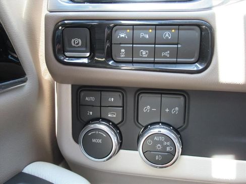 Used 2026 GMC Yukon Denali w/ Sun & Power Step Package AWD/4WD image 22