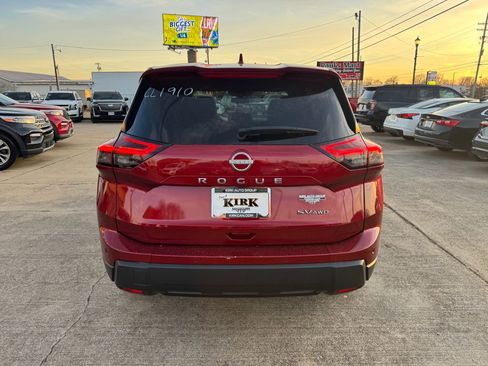 Used 2024 Nissan Rogue SV image 4