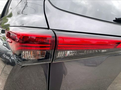 Used 2023 Toyota Highlander L image 28