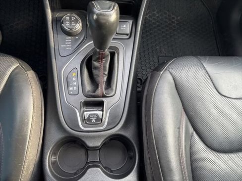 Used 2019 Jeep Cherokee Trailhawk AWD/4WD image 33