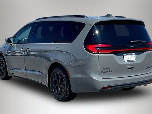 Used 2021 Chrysler Pacifica Limited w/ Uconnect Theater Family Group image 4