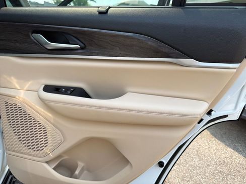 Used 2023 Jeep Grand Cherokee Limited w/ Luxury Tech Group II image 34