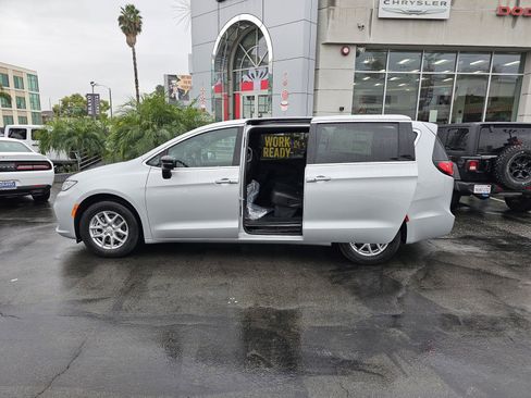 New 2026 Chrysler Pacifica Select image 9