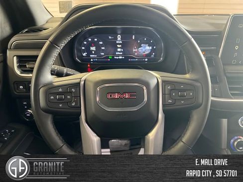 Used 2024 GMC Yukon XL SLT w/ SLT Luxury Package image 14